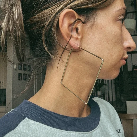 Set of 2 sizes square gold hoops - Picture 3 of 4